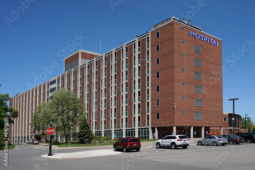 Valokuva large brick building with hospital sign