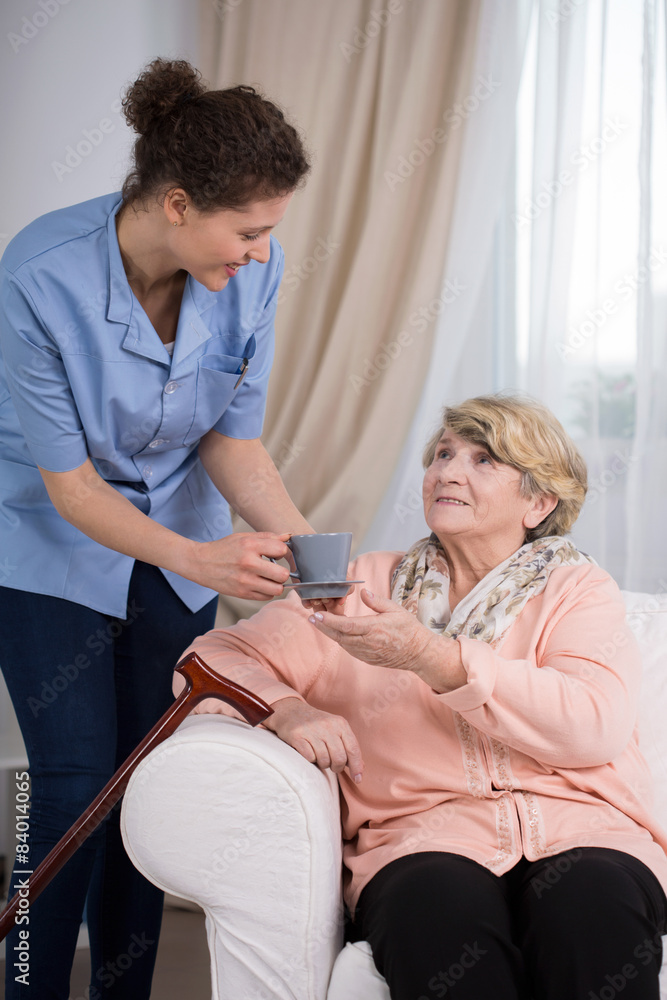 Obraz premium Servicing the tea