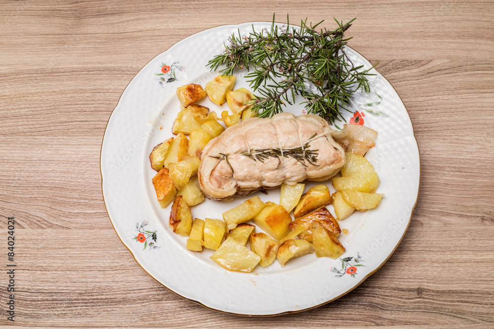 piatto ristorante di Arrosto di carne con patate e rosmarino piatto ristorante di Arrosto di carne con patate e rosmarino