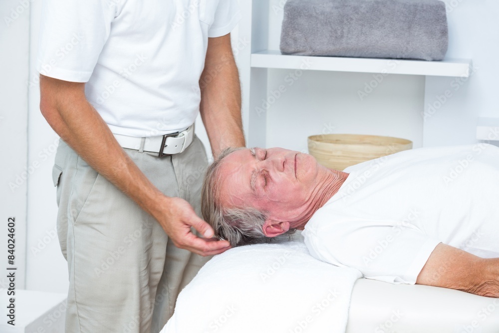 Obraz premium Man receiving neck massage 