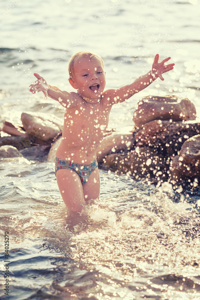 Fototapeta premium Child playing on the beach