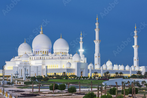 Photography View of famous Abu Dhabi Sheikh Zayed Mosque