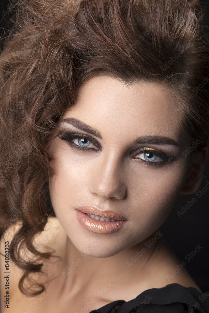 Obraz premium Portrait brunette woman hairstyle curls black background