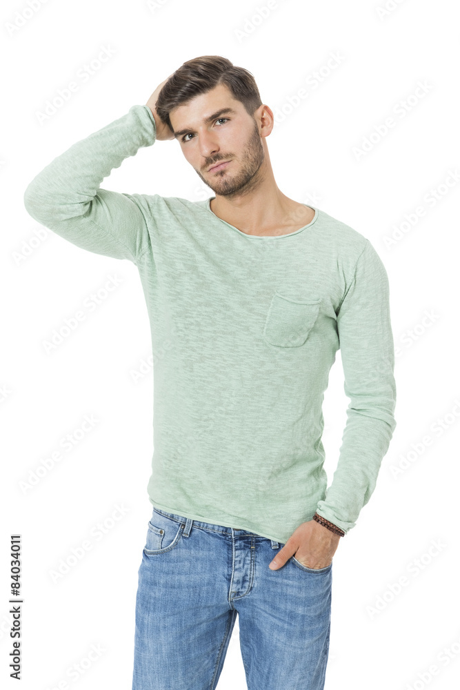 Fototapeta premium Gut aussehender junger Mann attraktiv in Freizeitkleidung mit Ba