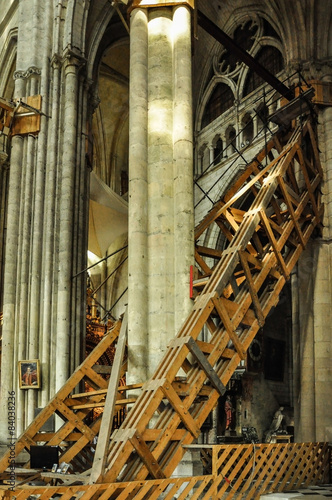 Medidas de seguridad en la catedral gótica de Beauvais, Francia