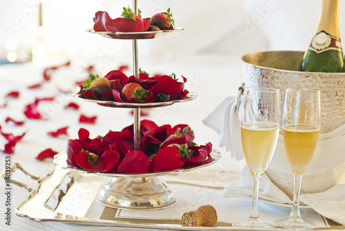 Billede på lærred Honeymoon suite with strawberries and a bottle of champagne