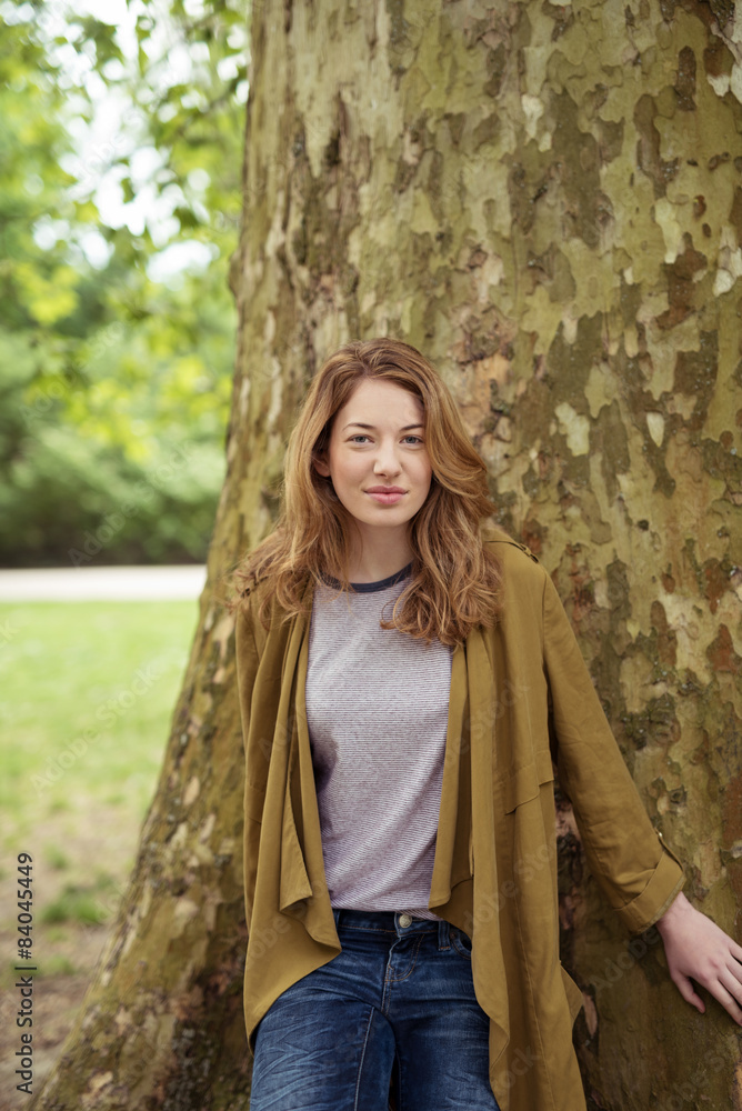 portrait im park vor einer platane portrait im park vor einer platane
