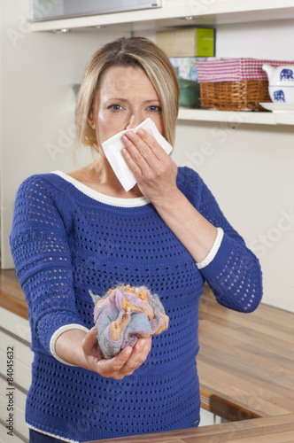 Frau mit Taschentuch und Milbenallergie photo