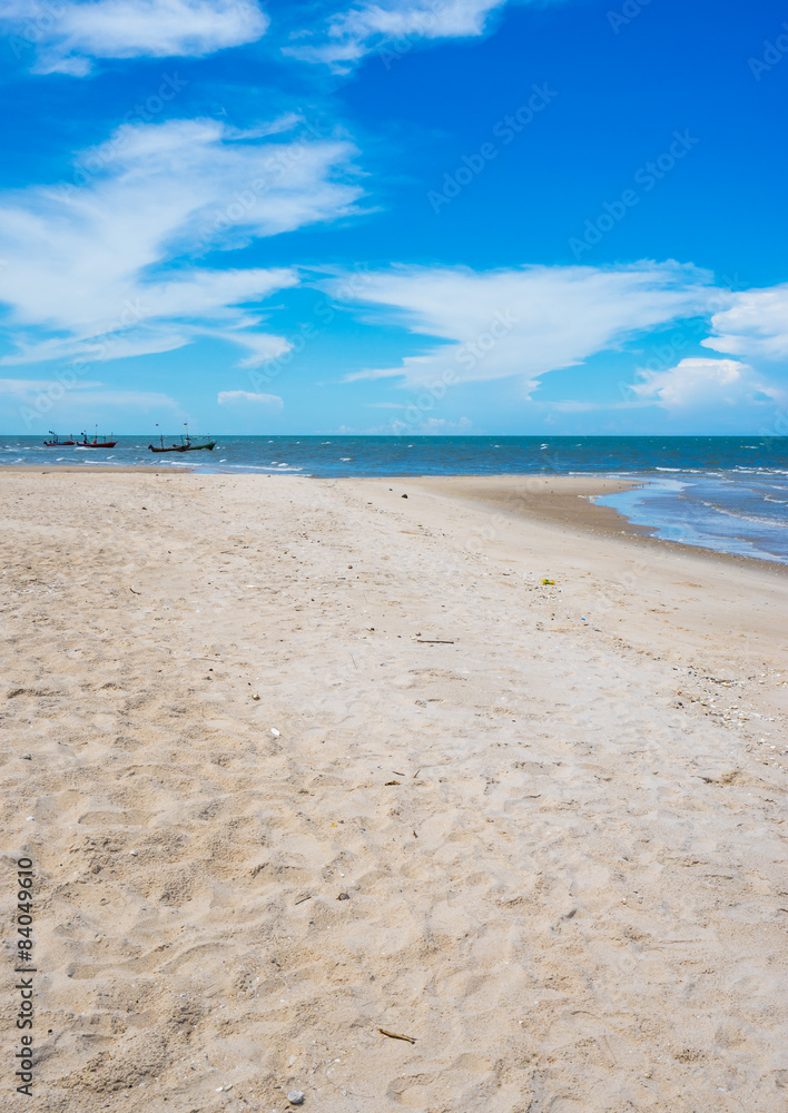 Fototapeta premium beautiful beach and tropical sea