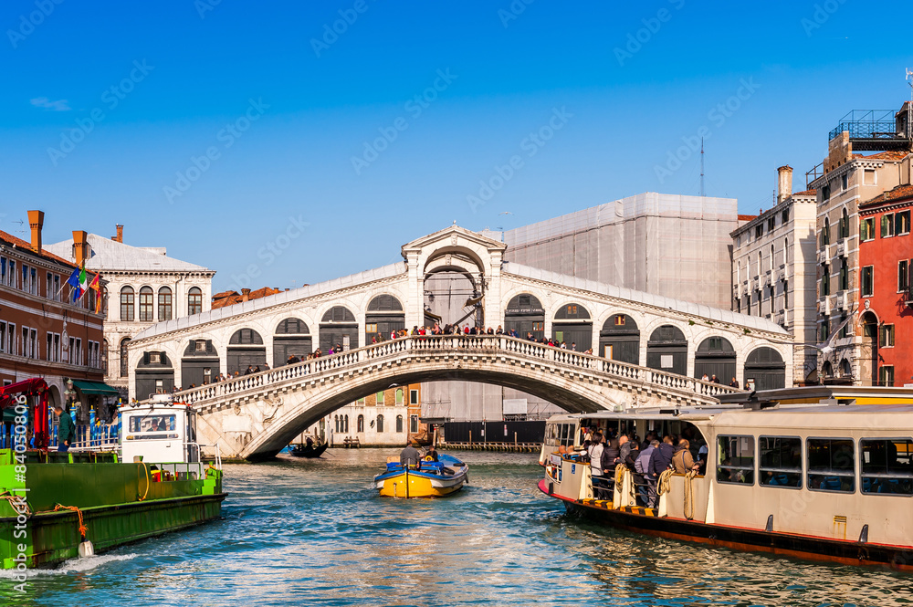 Fototapeta premium Pont du Rialto et Vaporetto sur le Grand Canal, Venise