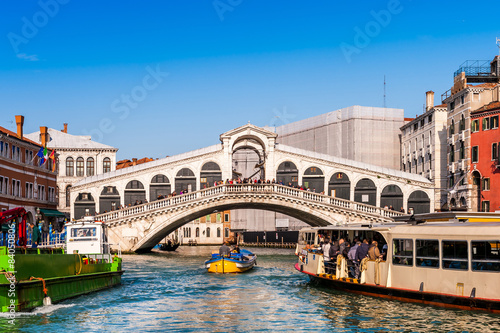 Pont du Rialto et Vaporetto sur le Grand Canal  Venise
