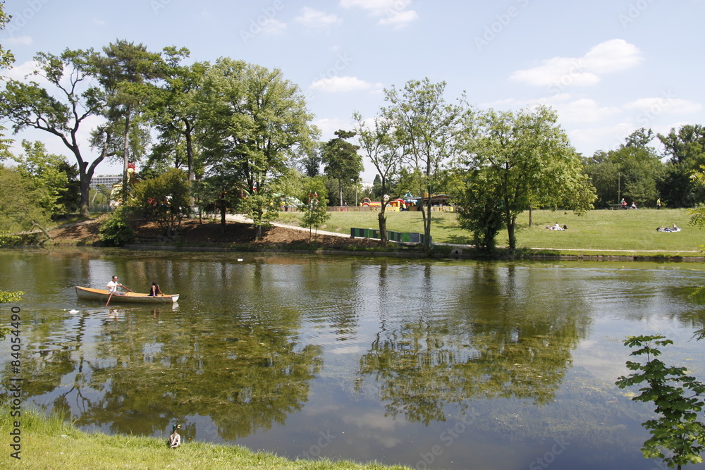 Barque sur le lac inférieur du Bois de Boulogne à Paris