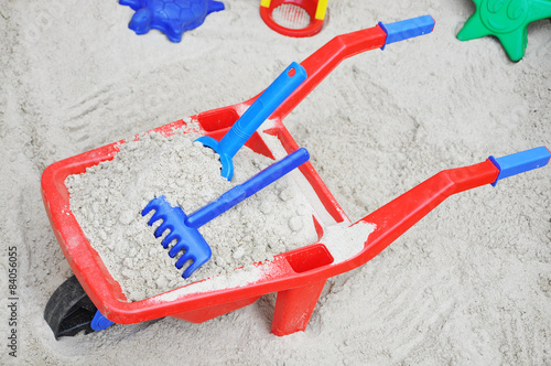 Kinderspielzeug in einem Sandkasten