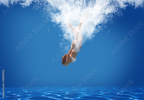 Fotografia Young woman swimming undewater