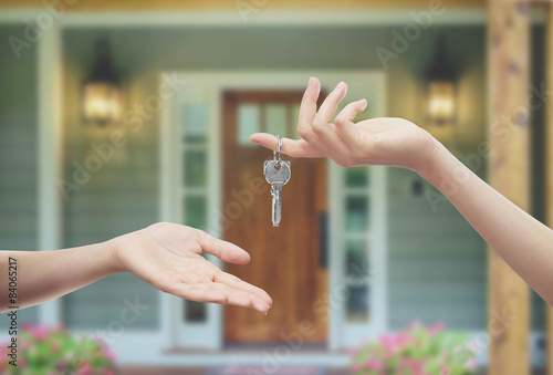 Mani con chiavi sfondo porta di casa photo