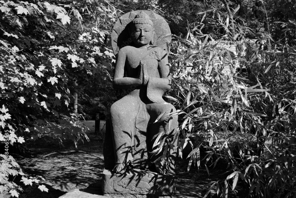 Fototapeta premium Buddha Figur schwarz / weiß sitzend