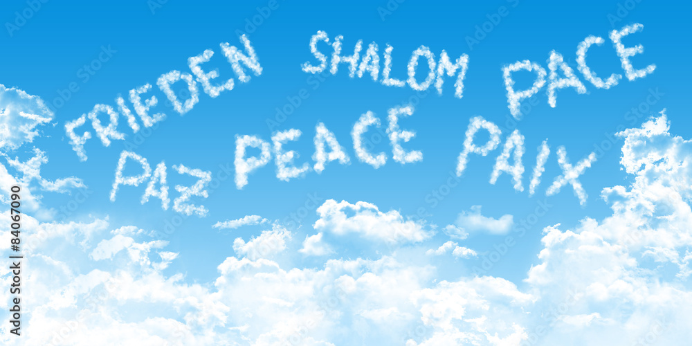 Frieden in vielen Sprachen auf Himmel und Wolken Hintergrund 