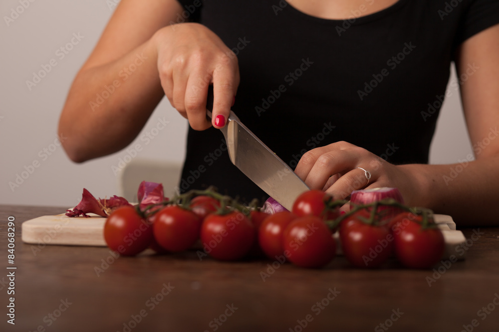Frau schneidet Tomaten Frau schneidet Tomaten