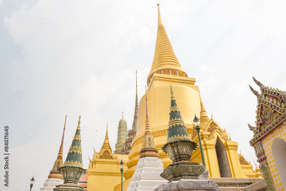 Fototapeta premium BANGKOK, THAILAND - JAN 25 : golden Chedi at Wat Phra Kaew on Ja