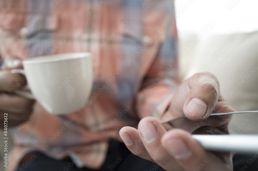 Obraz premium Men have a smart phone while drinking coffee