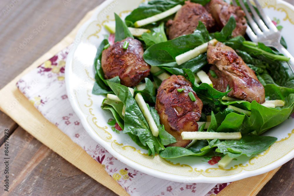 Chicken liver and spinach salad with green apple and onion Chicken liver and spinach salad with green apple and onion