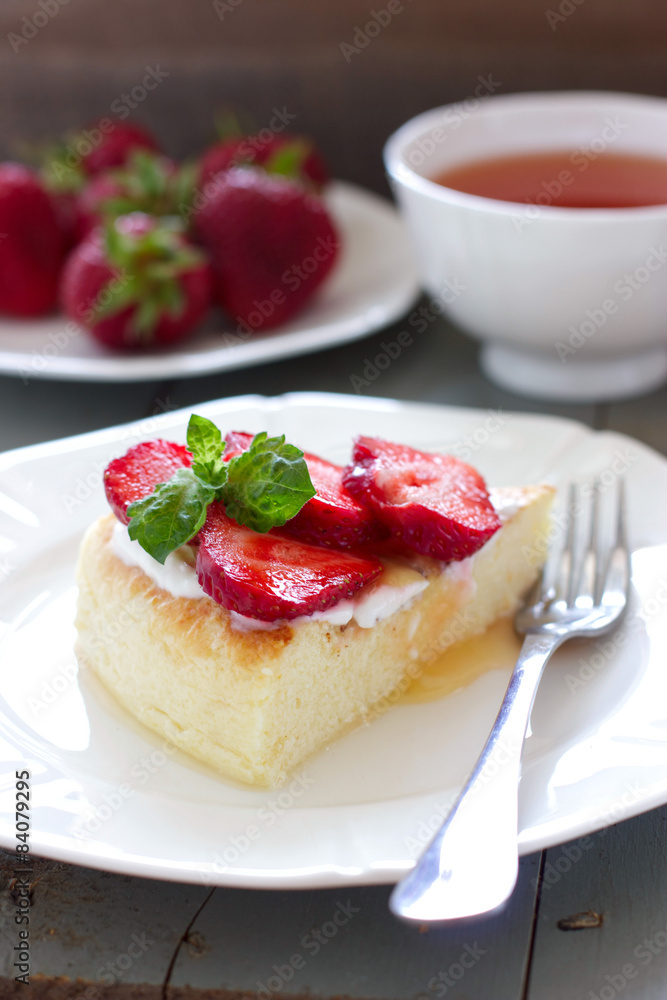 Law-fat cheesecake with strawberries and honey Law-fat cheesecake with strawberries and honey