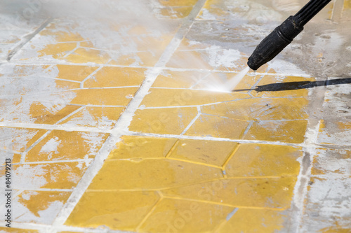 High pressure cleaning with water