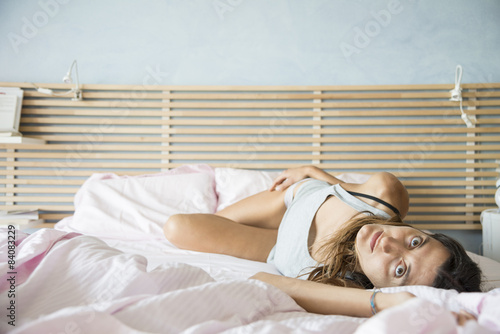 Cuadro en lienzo donna provocante in camera da letto