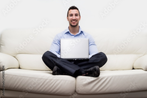 uomo di affari seduto su divano con notebook