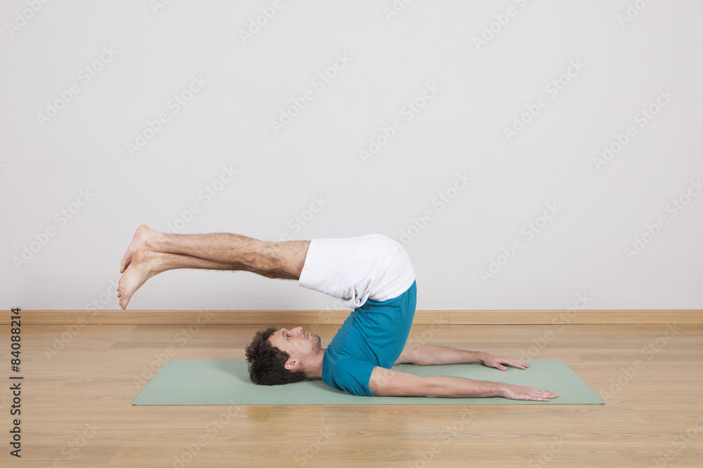 man practicing pilates indoor, return to life sequence, 34 exerc