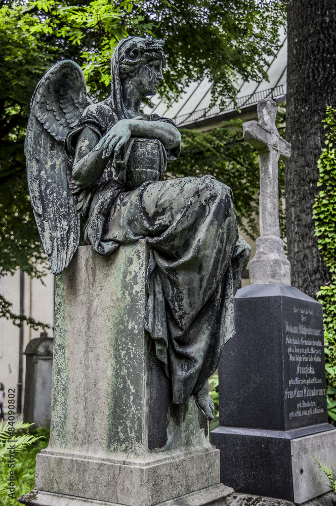 Fototapeta premium Engelsskulptur wacht im alten Südfriedhof in München