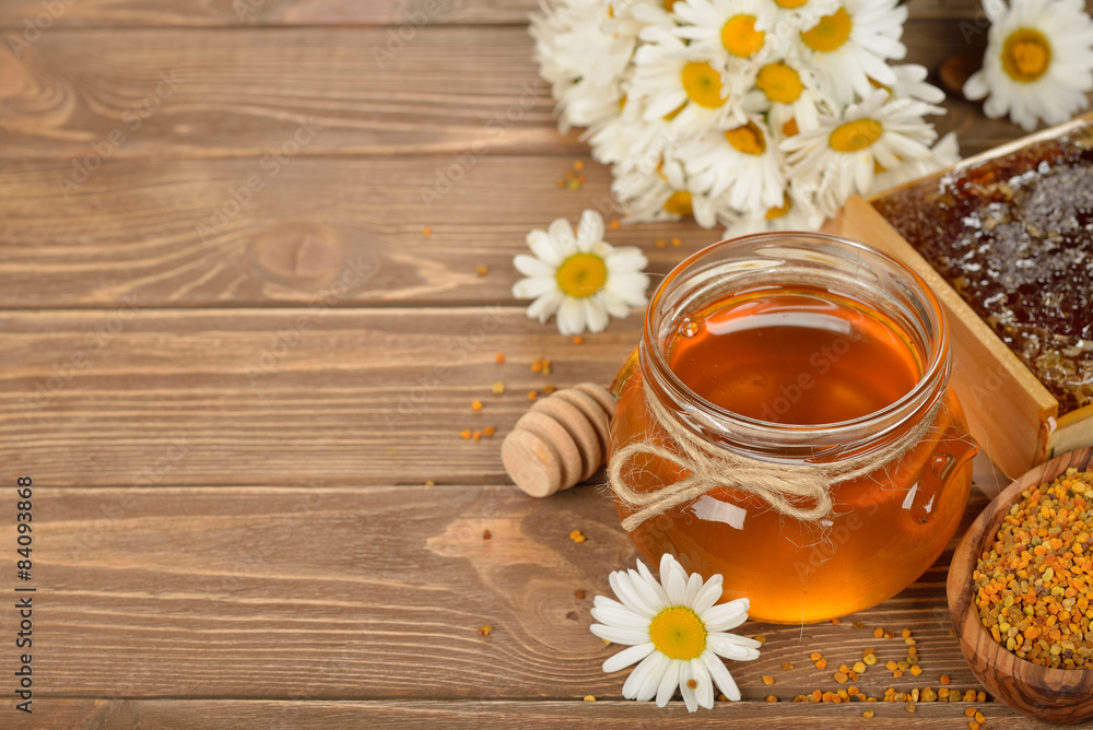 Honey, chamomile and pollen Honey, chamomile and pollen