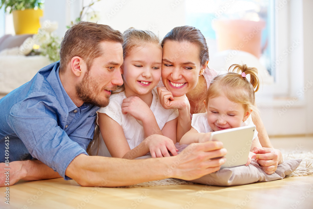 Glückliche Familie mit Tablet PC im Internet Glückliche Familie mit Tablet PC im Internet