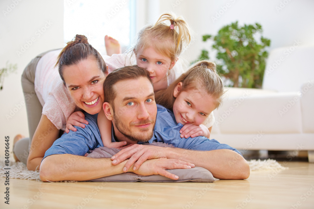 Glückliche Familie und zwei Kinder zu Hause Glückliche Familie und zwei Kinder zu Hause