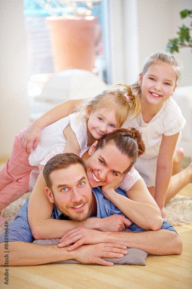 Familie und zwei Kinder im Wohnzimmer