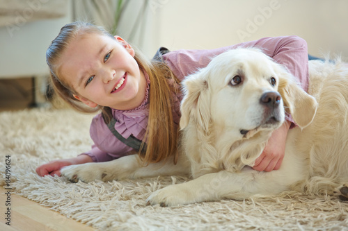 Kind umarmt Hund als Haustier photo