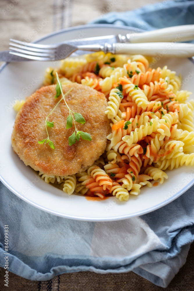 Veganes Schnitzel "Jäger Art" mit Nudeln und Tomatensoße Stock Photo