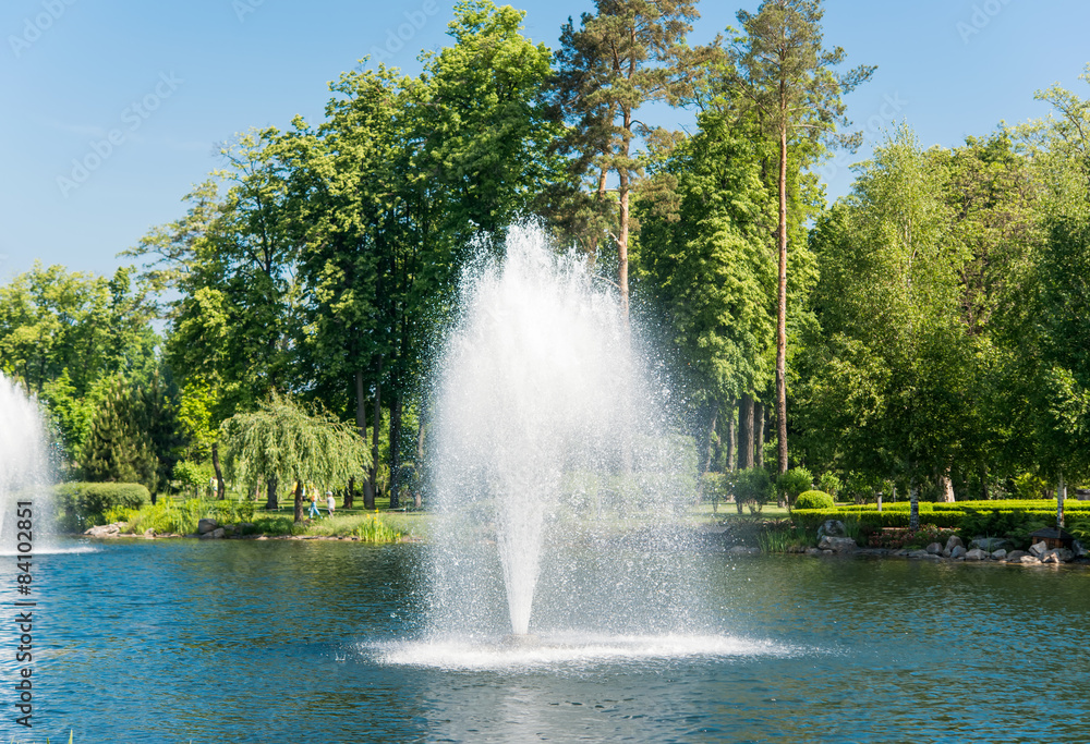 Fountain in the lake in Mezhyhiria
