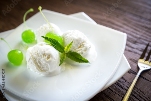 Fotografie Vanilla ice cream with maraschino cherries