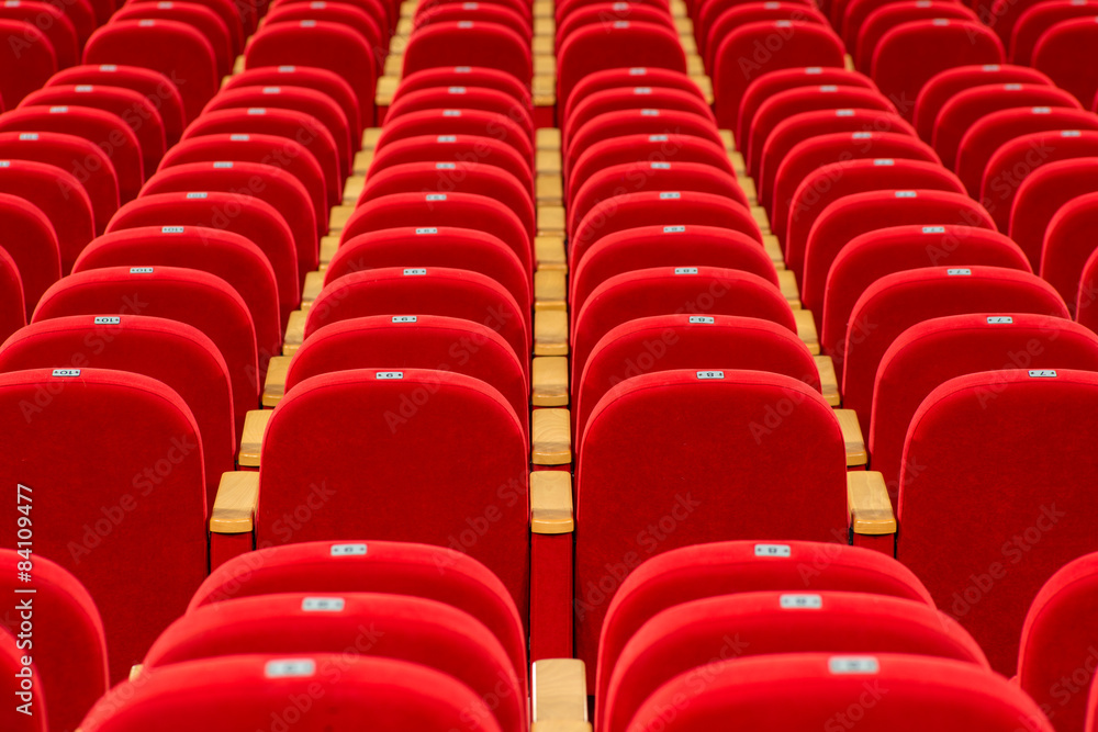 Fototapeta premium File di poltroncine rosse di un teatro vuoto