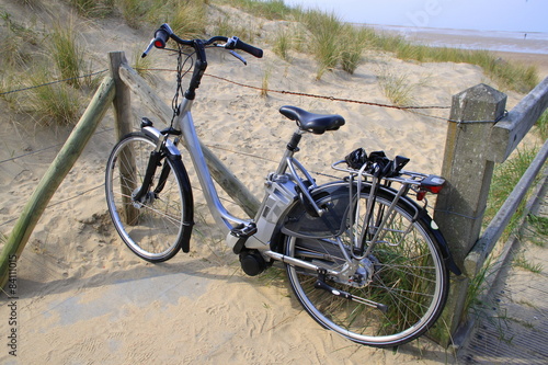 Ein Fahrrad in den Dünen