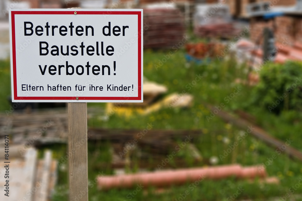 Schild: Betreten der Baustelle verboten, Eltern haften f. Kinder