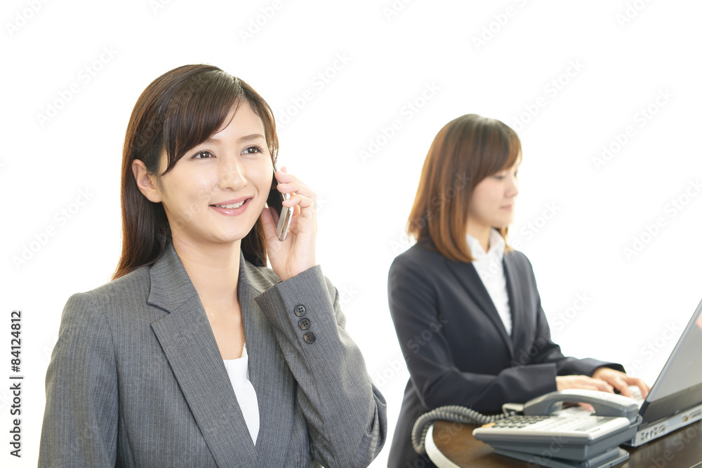 スマートフォンで会話中の女性 スマートフォンで会話中の女性
