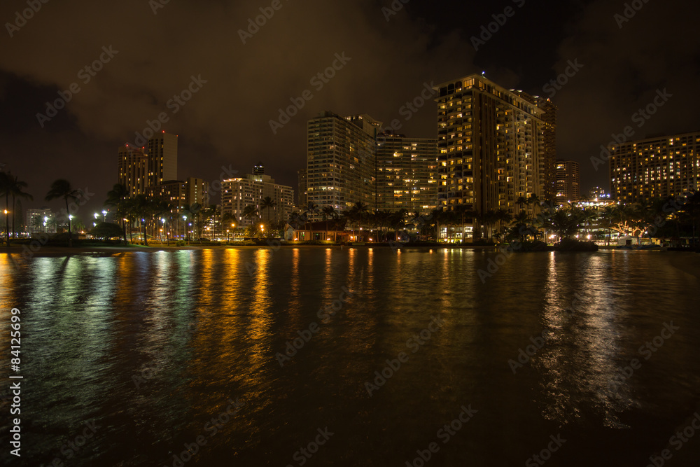 Obraz premium Honolulu downtown at night, Oahu Hawaii