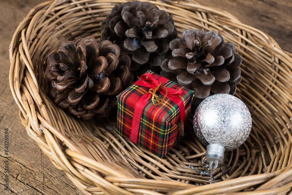 Fototapeta premium Gift box and pine cones in Wicker baskets
