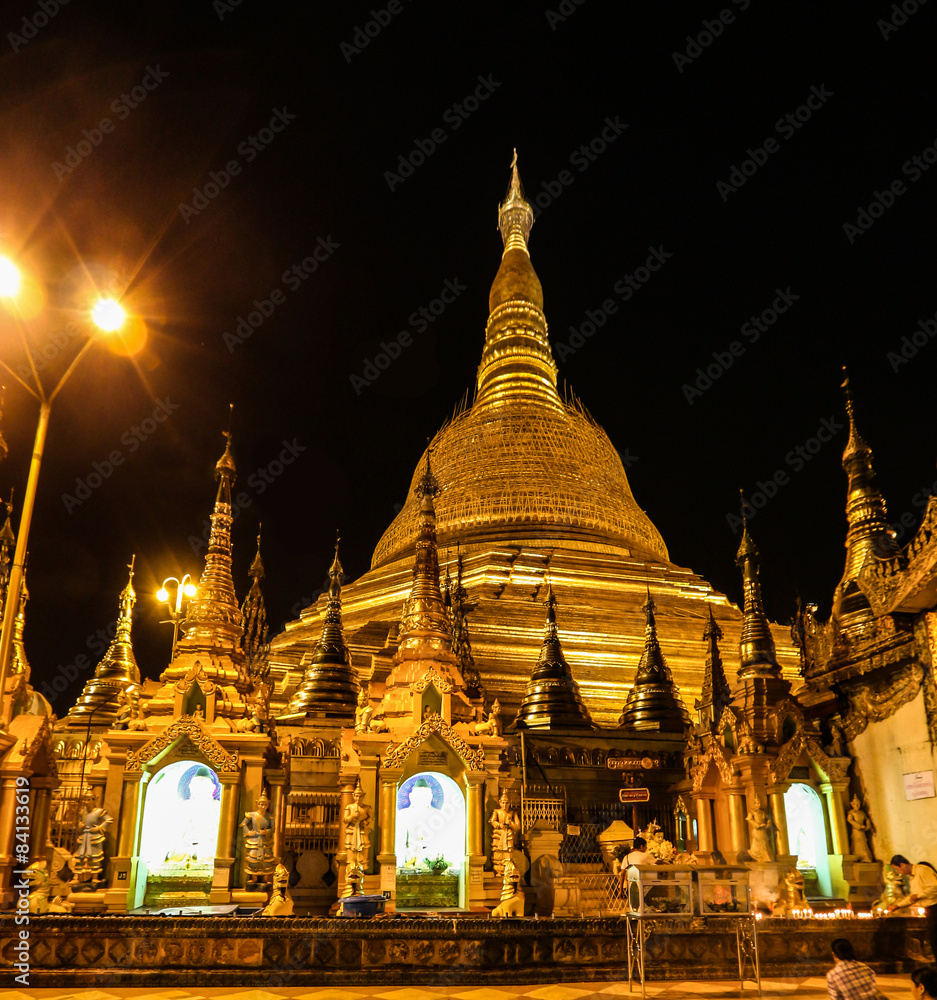 Naklejka premium Shwedagon Pagoda