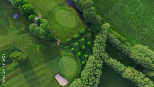 Foto vertikal aerial of a golf course with bunkers and trees
