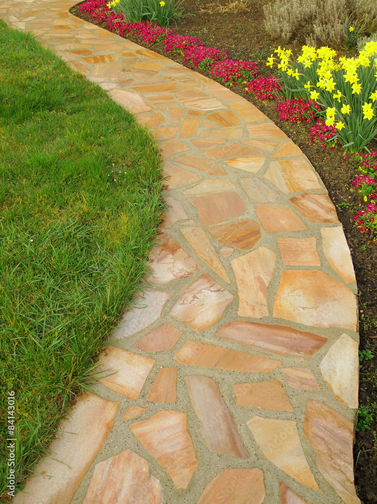 Gehweg im aus Natursteinplatten StockFoto Adobe Stock