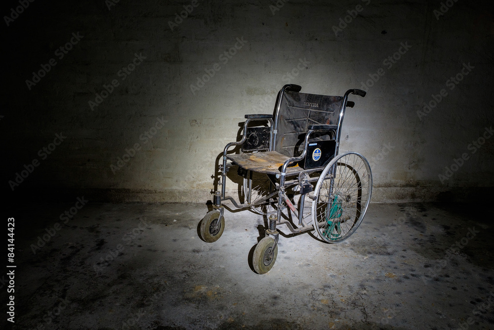 Gruseliger alter Rollstuhl im Keller - obrazy, fototapety, plakaty 