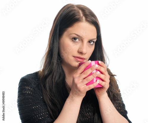 Junge Frau hält einen Kaffeebecher